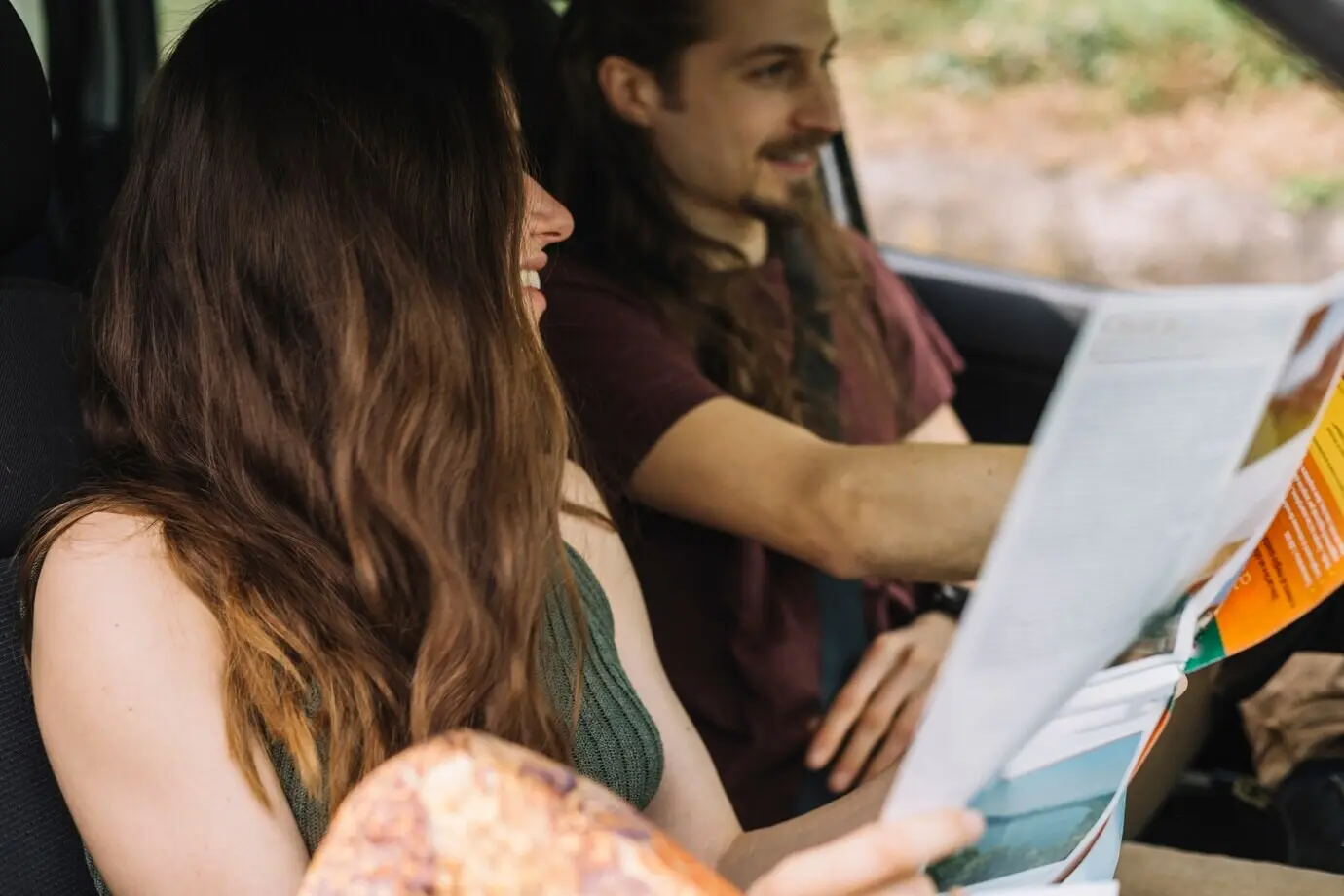 Junges Paar auf einer Reise im Auto
